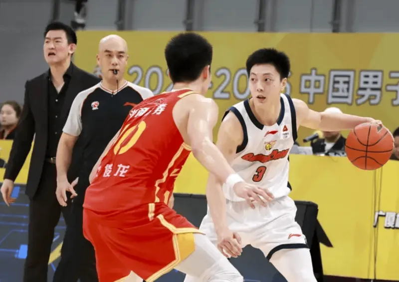登录入口-胡明轩出战18分钟，投篮1中0、罚球4中2得到2分1篮板3助攻